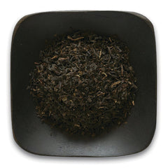 FNP027 | loose black tea leaves piled on a square dark plate