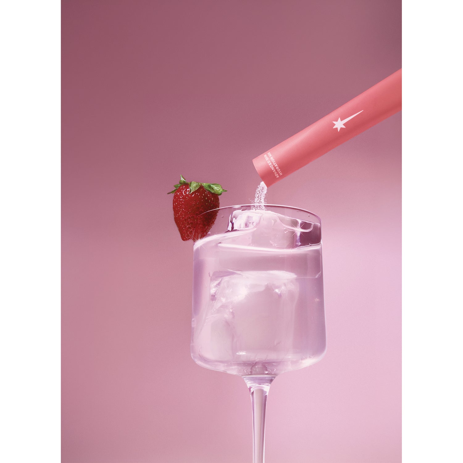 KTO002 | Strawberry powder being poured into a glass of water with a strawberry garnish